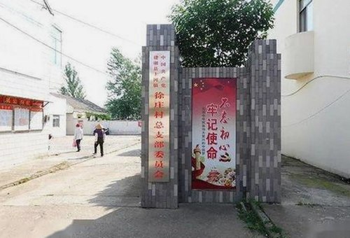 狗仔镜头下的明星瞬间：他轻松搞定现场，笑容满面再掀话题